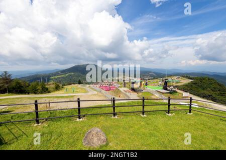 Ropeway et fleurs au sommet de la montagne Chaussu. Aichi, Japon. Vue paysage. Banque D'Images