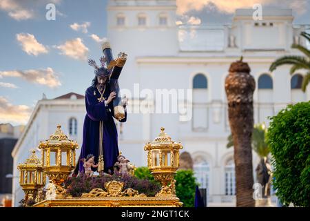 Procession divine : la magnificence du Christ du Thorn dans la semaine Sainte de Badajoz Banque D'Images