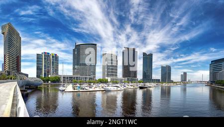 Paysage urbain et port de plaisance de Melbourne. Un panorama de l'architecture moderne et des bateaux de plaisance amarrés. Banque D'Images