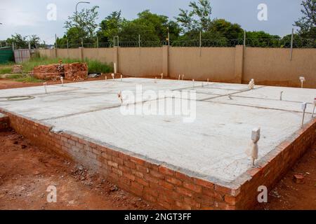 Vue diagonale de la fondation en béton pour un nouveau bâtiment en construction. Banque D'Images