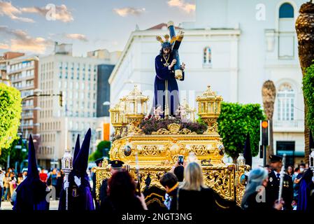 Procession divine : la magnificence du Christ du Thorn dans la semaine Sainte de Badajoz Banque D'Images