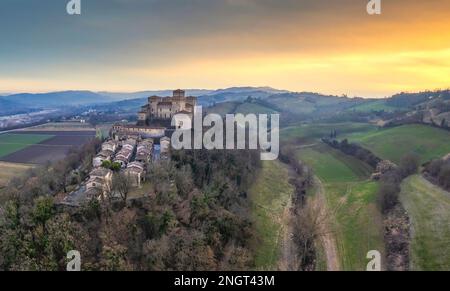 Vue panoramique aérienne du château de Torrechiara au coucher du soleil d'hiver. Parme, Italie. Banque D'Images
