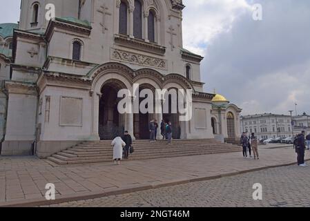 Touristes sur les marches de la rue Cathédrale Alexandre Nevsky, Sofia, Bulgarie Banque D'Images
