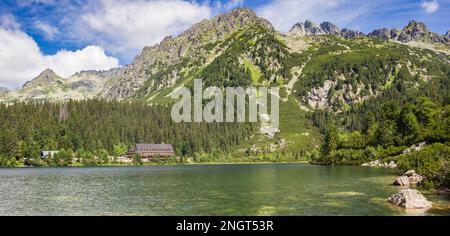 Panorama des montagnes entourant le lac Popradske Pleso dans les hautes Tatras, Slovaquie Banque D'Images