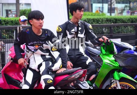 Les jeunes hommes participent à un événement de motocyclisme organisé par le National Sports Development Fund (NSDF) de Thaïlande, au centre commercial Central World, à Bangkok, en Thaïlande, en Asie, le 19th février 2023. Les jeunes hommes motocyclistes utilisent une moto en toute sécurité. Selon l'Organisation mondiale de la santé, les routes de Thaïlande sont les plus mortelles en Asie du Sud-est, avec le neuvième plus grand nombre de décès par route dans le monde, soit 32,7 pour 100 000 000 personnes chaque année. Environ 20 000 personnes meurent sur les routes de Thaïlande chaque année. Banque D'Images