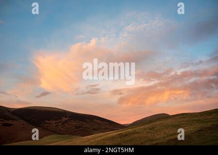 Magnifique coucher de soleil d'hiver paysage sur Latrigg est tombé dans Lake District Banque D'Images