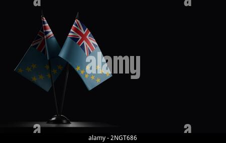 Petits drapeaux nationaux des Tuvalu sur fond noir. Banque D'Images