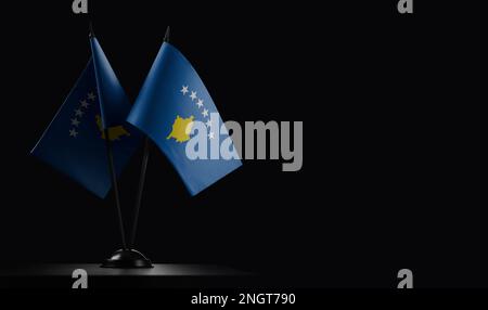 Petits drapeaux nationaux du Kosovo sur fond noir. Banque D'Images