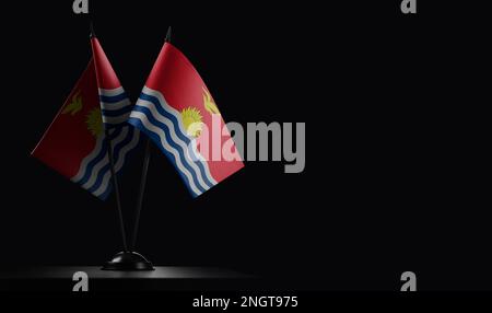 Petits drapeaux nationaux des Kiribati sur fond noir. Banque D'Images