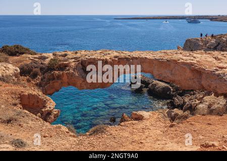 Kamara tou Koraka arche de pierre dans le parc forestier national du Cap Greco à Chypre Banque D'Images