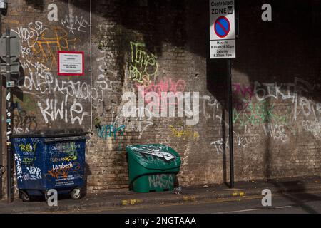 Mur de briques lourd, Alaska Street, Londres, Royaume-Uni. 16 octobre 2022 Banque D'Images