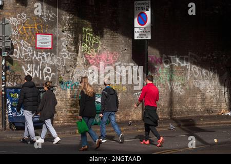 Piéton passant devant un mur de briques lourd, Alaska Street, Londres, Royaume-Uni. 16 octobre 2022 Banque D'Images