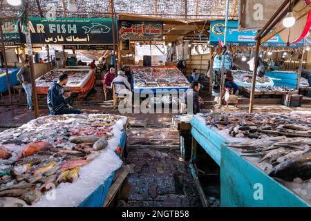 Marché aux poissons traditionnel à Hurgada, Égypte. Mer Rouge. Banque D'Images