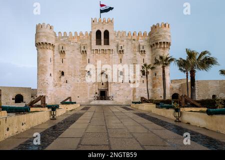 Citadelle de Qaitbay, forteresse défensive datant de 15th ans située sur la côte méditerranéenne de la mer. Alexandrie, Égypte. Afrique. Banque D'Images