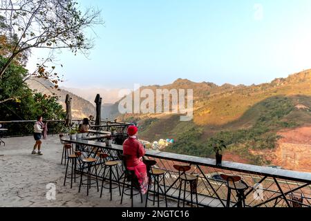 Le café est situé sur une haute montagne dans le quartier de MOC Chau, province de son la, Vietnam. Ce lieu a le pont en verre long de Bach, mondialement connu, Banque D'Images