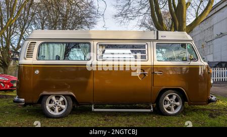 1970s Volkswagen Kombi Westfalia, exposé au Scramble de janvier qui s'est tenu au Bicester Heritage le 8th janvier 2023. Banque D'Images