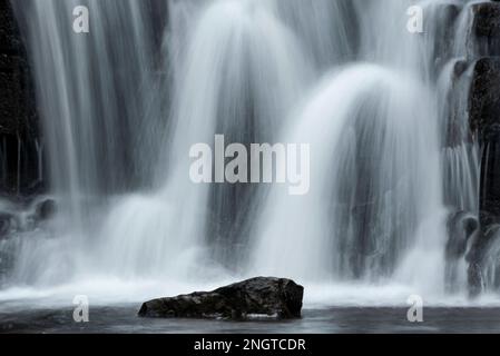 Image paysage d'hiver de la cascade de Scaleber Force dans le parc national de Yorkshire Dales Banque D'Images