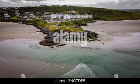 Magnifique promontoire de Virgin Mary sur la côte sud de l'Irlande, vue de dessus. Inchydoney Beach par jour nuageux. Une station balnéaire irlandaise. Banque D'Images