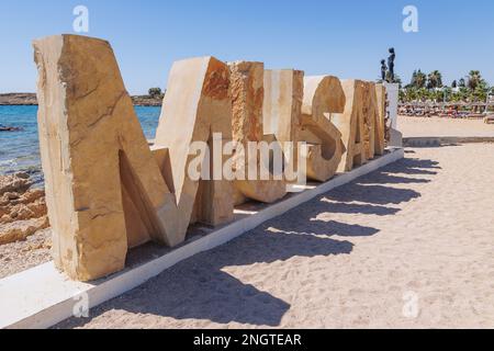 Signe de Musans Musée de la sculpture sous-marine sur la plage de Pernera dans la ville d'Ayia Napa dans le pays de l'île de Chypre Banque D'Images