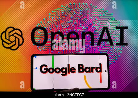 OpenAI affiché à l'écran avec Google Bard sur mobile vu dans cette illustration de photo. Le 19 février 2023 à Bruxelles, Belgique. Banque D'Images