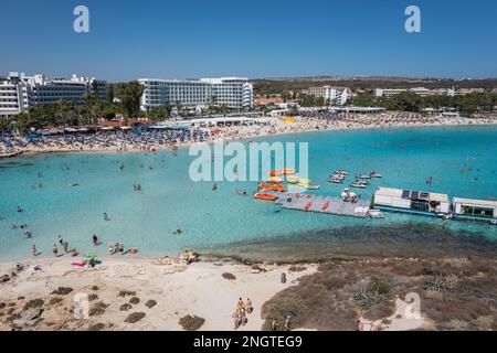 L'île de Nissi à côté de la plage de Nissi dans la station balnéaire d'Ajia Napa dans le pays de l'île de Chypre Banque D'Images