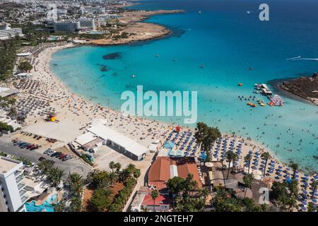 Vue sur la plage de Nissi à Ajia Napa, dans le pays de l'île de Chypre Banque D'Images