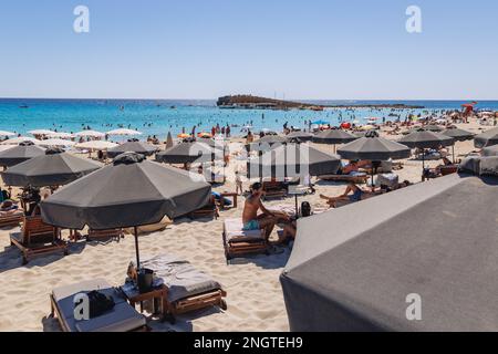 Touristes sur la plage de Nissi à Ajia Napa Resort dans Chypre pays île Banque D'Images