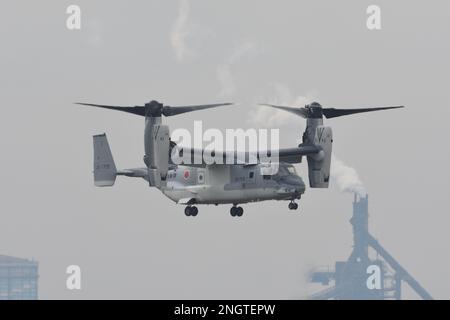 Préfecture de Chiba, Japon - 06 novembre 2020: La force d'autodéfense au sol japonaise Bell Boeing V-22 Osprey Tiltrotor avion de transport militaire. Banque D'Images