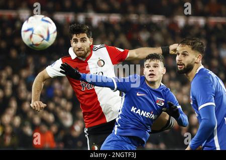 ROTTERDAM - Alireza Jahanbakhsh de Feyenoord marque le 1-1, Milos Kerkez d'AZ Alkmaar, Pantelis Hatzidiakos d'AZ Alkmaar lors du match de première ligue néerlandais entre Feyenoord et AZ à Feyenoord Stadion de Kuip on 18 février 2023 à Rotterdam, pays-Bas. ANP PIETER STAM DE JONGE Banque D'Images