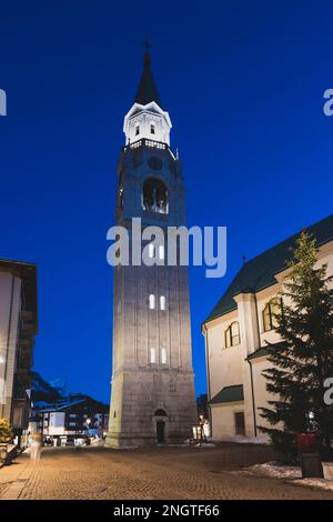 Campanile Belfry à Cortina d'Ampezzo à la zone piétonne Corso Italia en Italie la nuit Banque D'Images