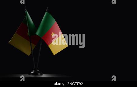 Petits drapeaux nationaux du Cameroun sur fond noir. Banque D'Images