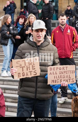 Un démonstrateur anti-migrants maintient l'arrêt des bateaux et expulse les migrants signe devant la gare de Lime Street à l'accueil réfugiés iin Liverpool Banque D'Images