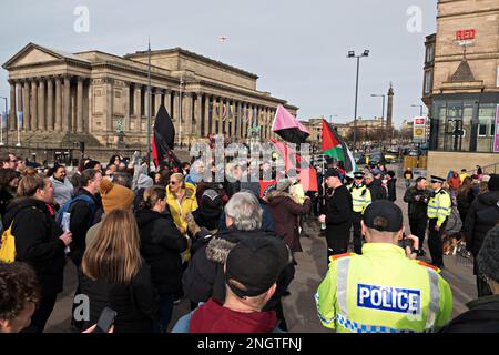 Les habitants de Liverpool sont confrontés à un petit groupe d'environ 10 manifestants anti-migrants rassemblés devant la gare de Lime Street au rassemblement de bienvenue pour les réfugiés Banque D'Images