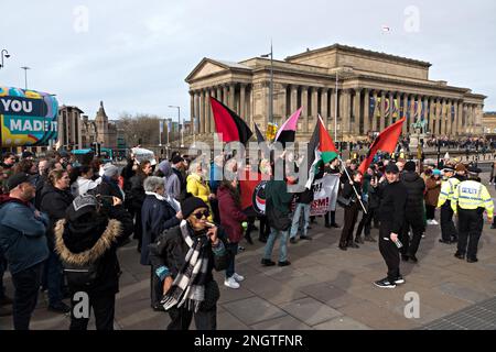 Les habitants de Liverpool sont confrontés à un petit groupe d'environ 10 manifestants anti-migrants rassemblés devant la gare de Lime Street au rassemblement de bienvenue pour les réfugiés Banque D'Images