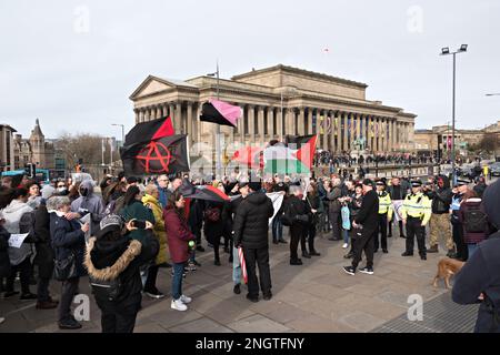 Les habitants de Liverpool sont confrontés à un petit groupe d'environ 10 manifestants anti-migrants rassemblés devant la gare de Lime Street au rassemblement de bienvenue pour les réfugiés Banque D'Images