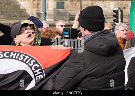 Les habitants de Liverpool sont confrontés à un petit groupe d'environ 10 manifestants anti-migrants rassemblés devant la gare de Lime Street au rassemblement de bienvenue pour les réfugiés Banque D'Images