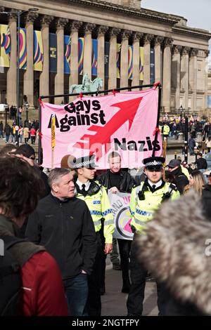 Les habitants de Liverpool sont confrontés à un petit groupe d'environ 10 manifestants anti-migrants rassemblés devant la gare de Lime Street au rassemblement de bienvenue pour les réfugiés Banque D'Images