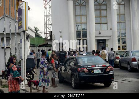 Lagos, Nigeria, 9 février 2023 les clients qui font la queue pour obtenir de l'argent comptant à la Banque FCMB dans la région d'Ogba, Lagos, Nigeria, jeudi, février Banque D'Images