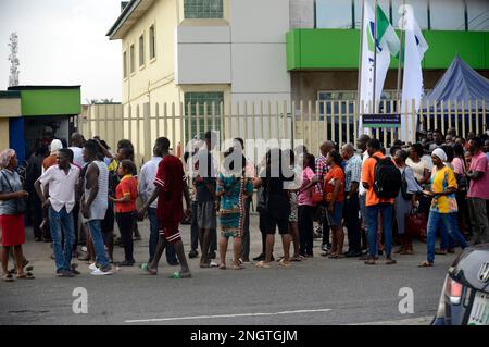 Lagos, Nigeria, 8 février 2023 les clients sont en attente depuis de longues heures pour obtenir de l'argent à Fidelity Bank dans la région d'Ogba, Lagos, Nigeria, mercredi, Fe Banque D'Images