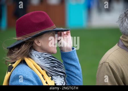 Ascot, Berkshire, Royaume-Uni. 18th février 2023. Racegoers appréciant leur journée de courses hippiques à l'hippodrome d'Ascot sur le Betfair Ascot Chase Raceday. Les Racegoers portaient des foulards Betfair jaunes pendant qu'ils regardaient la course par temps froid et venteux. Crédit : Maureen McLean/Alay Live News Banque D'Images