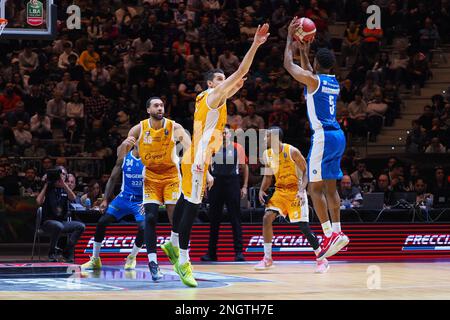 Turin, Italie. 18th févr. 2023. CJ Massinbourg (Germani Brescia) au cours de la finale huit - demi-finales - Prosciutto Carpegna Pesaro vs Germani Brescia, coupe italienne de basket hommes à Turin, Italie, 18 février 2023 crédit: Agence de photo indépendante / Alamy Live News Banque D'Images