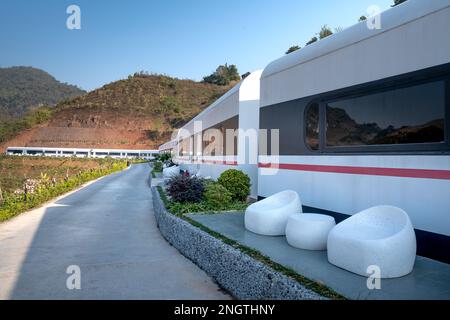 Un hôtel 4 étoiles conçu en forme de train à la zone touristique du complexe de l'île MOC Chau, district de MOC Chau, province de son la, Vietnam. Banque D'Images