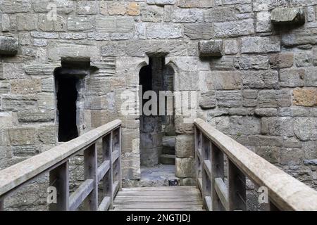 CAERNARFON, GRANDE-BRETAGNE - 14 SEPTEMBRE 2014 : c'est une plate-forme en bois à l'intérieur des murs de la tour du château médiéval de Caernarfon. Banque D'Images