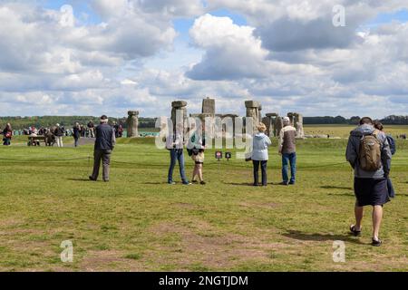 WILTSHEE COUNTY, GRANDE-BRETAGNE - 14 MAI 2014 : Thise sont des touristes non identifiés à l'ancienne Stonehenge lors d'une visite. Banque D'Images