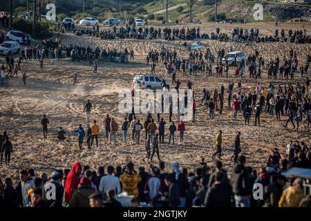 Gaza, Palestine. 17th févr. 2023. Les Palestiniens observent les conducteurs de véhicules à quatre roues motrices lors de la « dérive hebdomadaire » sur les collines sablonneuses de la ville de Rafah, dans le sud de la bande de Gaza. Crédit : SOPA Images Limited/Alamy Live News Banque D'Images