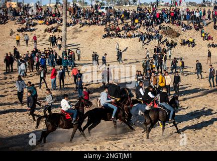 Gaza, Palestine. 17th févr. 2023. Les Palestiniens font le tour de leurs chevaux et montrent leurs compétences lors de l'événement de « dérive hebdomadaire » à Rafah, dans le sud de la bande de Gaza Credit: SOPA Images Limited/Alamy Live News Banque D'Images