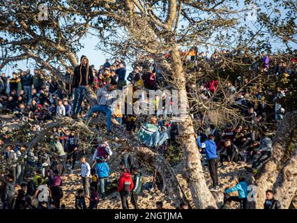 Gaza, Palestine. 17th févr. 2023. Les Palestiniens observent les conducteurs de véhicules à quatre roues motrices lors de la « dérive hebdomadaire » sur les collines sablonneuses de la ville de Rafah, dans le sud de la bande de Gaza. Crédit : SOPA Images Limited/Alamy Live News Banque D'Images