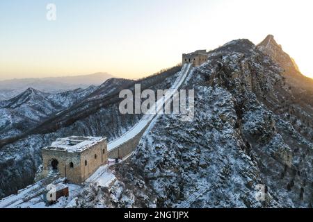 Pékin, Chine. 19th févr. 2023. Cette photo aérienne prise le 19 février 2023 montre le paysage de neige de la section de Simatai de la Grande Muraille au lever du soleil à Beijing, capitale de la Chine. Credit: Chen Yehua/Xinhua/Alay Live News Banque D'Images