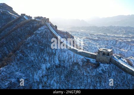 Pékin, Chine. 19th févr. 2023. Cette photo aérienne prise le 19 février 2023 montre le paysage de neige de la section de Simatai de la Grande Muraille à Beijing, capitale de la Chine. Credit: Chen Yehua/Xinhua/Alay Live News Banque D'Images