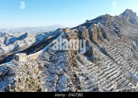 Pékin, Chine. 19th févr. 2023. Cette photo aérienne prise le 19 février 2023 montre le paysage de neige de la section de Simatai de la Grande Muraille à Beijing, capitale de la Chine. Credit: Chen Yehua/Xinhua/Alay Live News Banque D'Images